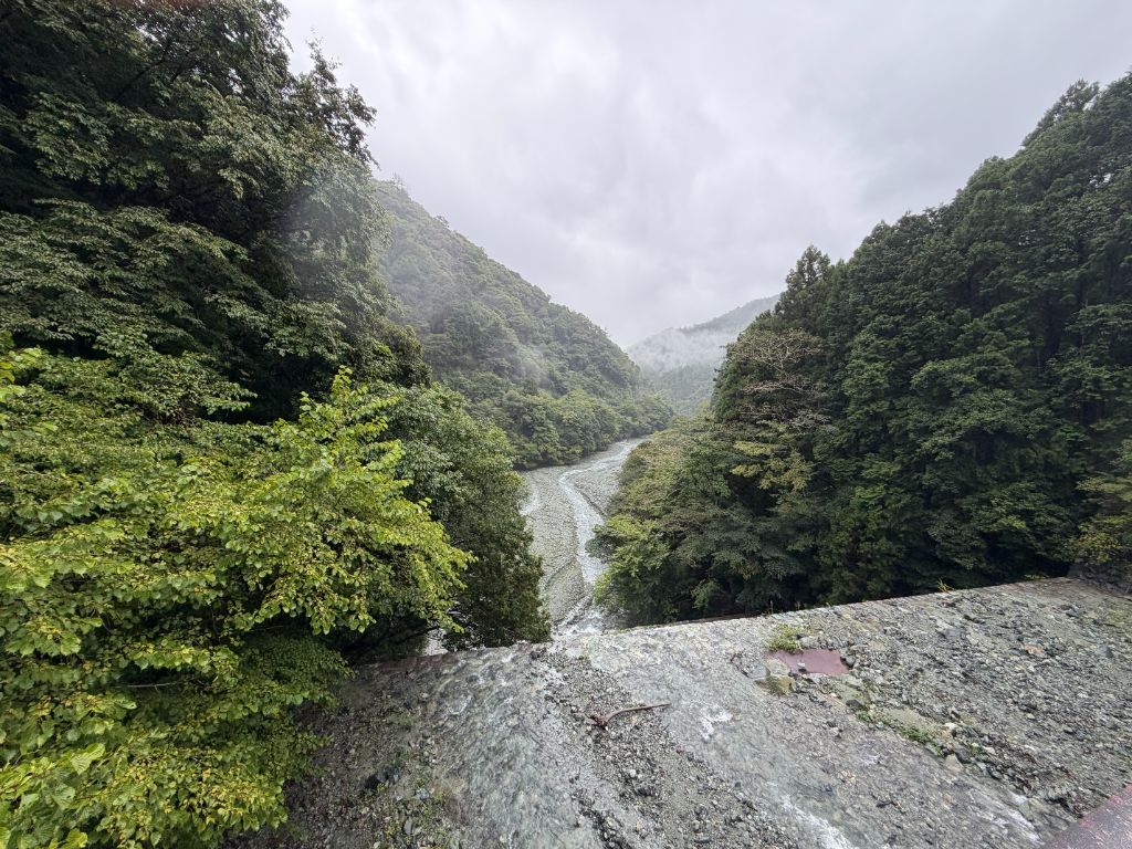 神奈川県松田町・寄地区にある西丹沢の渓谷。緑豊かな山々に囲まれ、中津川の源流が流れる様子